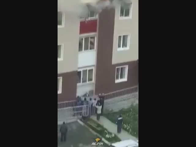 В Новосибирске мать сбросила двух детей из окна, чтобы спасти их от пожара