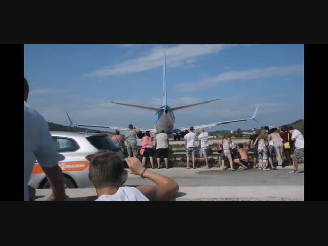 Что будет, если встать позади взлетающего авиалайнера?