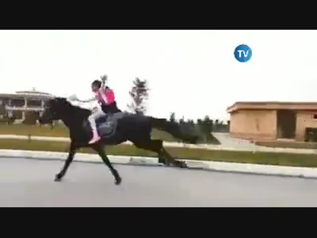 Этой наезднице из Азербайджана 9 лет