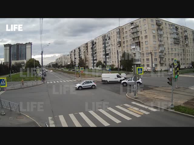 В Петербурге пассажира авто выбросило на дорогу во время столкновения машин.