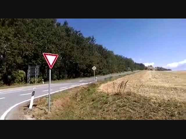 Немецкий велогонщик не заметил автомобиль и попал под его колеса