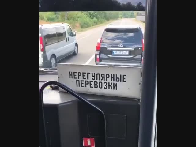 В Харькове тип на Лексусе начал блокировать проезд автобуса