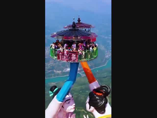 Невероятный аттракцион в Китае