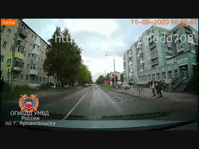 В Архангельске автомобиль сбил двух девочек, перебегавших дорогу в неположенном месте 