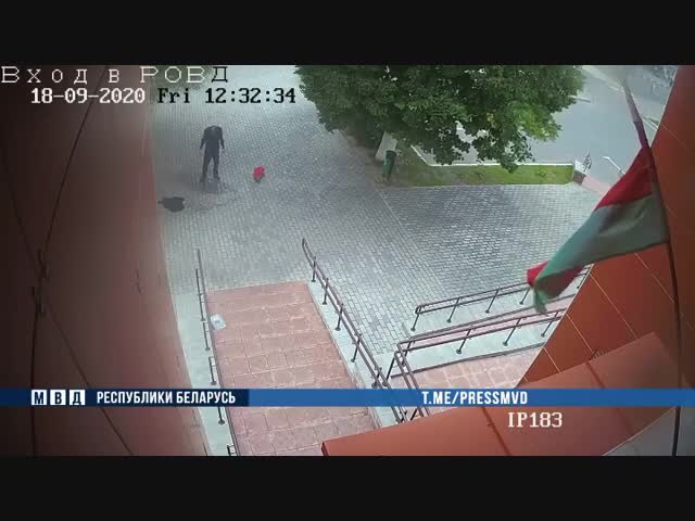  Беларусь.  Мужчина поджег себя у здания милиции 