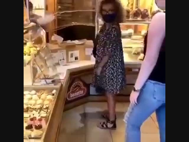 Тревожная покупательница во Франции