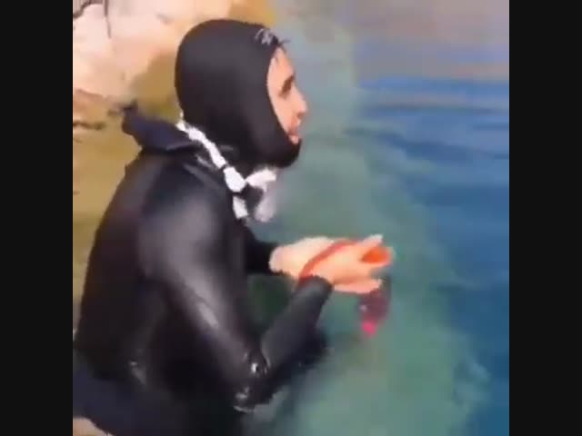 Золотая рыбка: - Ну попроси,что-нибудь...