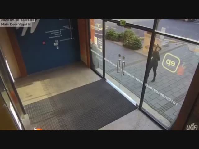 Громко и эффектно вошла в здание офиса