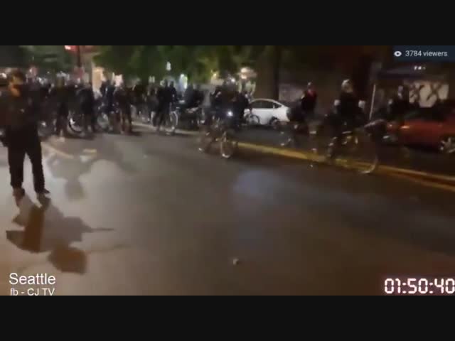 Американский полицейский на велосипеде переехал голову протестующего.