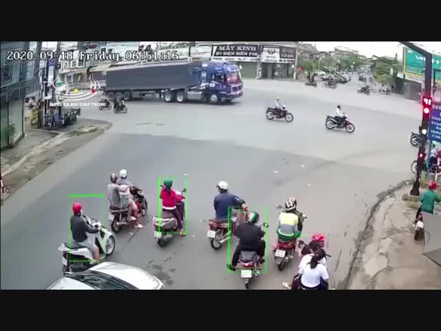 Мотоциклист попал под грузовик