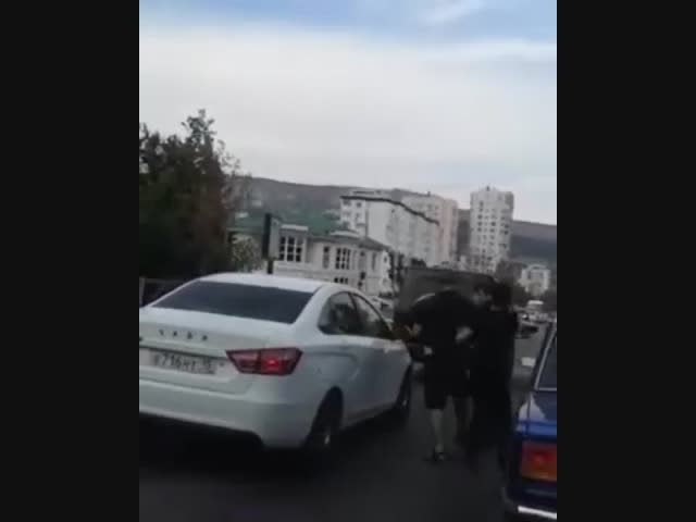 В Кисловодске водитель Gelandewagen бегал с ножом за оппонентом из «Жигулей»
