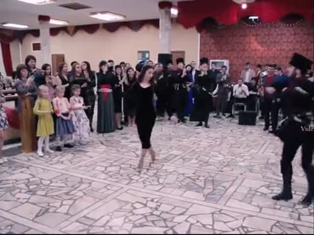 Красиво танцуют на Кавказе