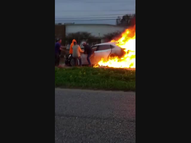 Очевидцы спасли водителя из горящей машины