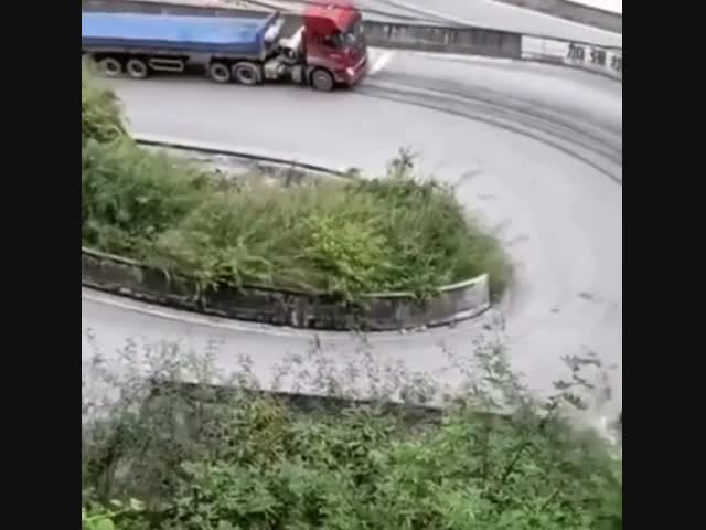 Встреча двух большегрузов