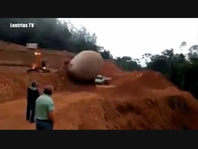 Камушек упал в лужу