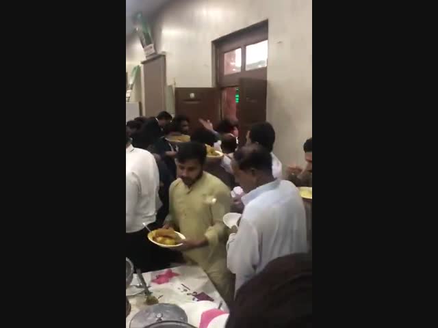 Тяжелая работа пакистанских официантов