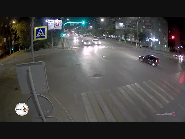 Последствия неудачного поворота авто в центре Волгограда засняли уличные камеры