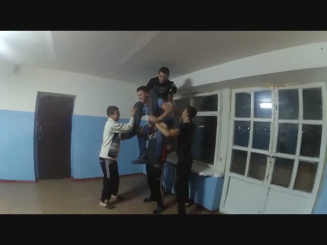 Молодые дебилы разбили стекло в общежитии и позорно сбежали