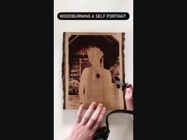 Автопортрет на деревянной доске