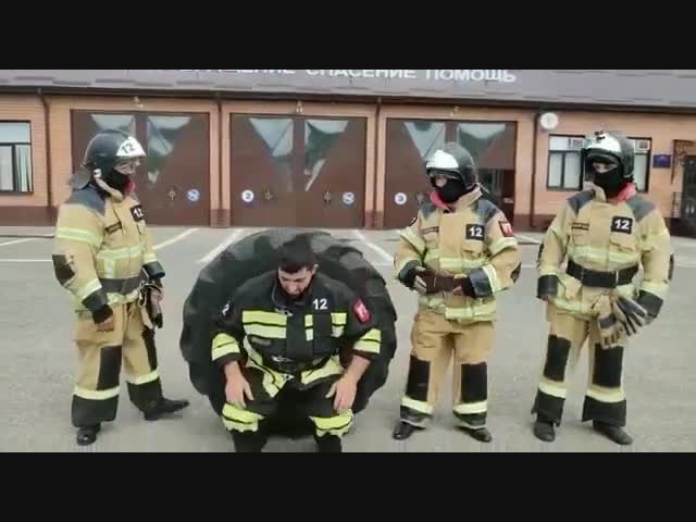 Пожарный - крепыш.