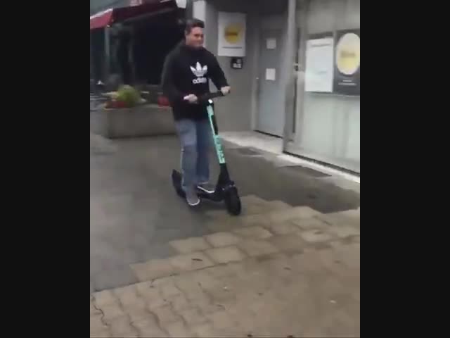 Женщина испугалась упавшего самокатчика