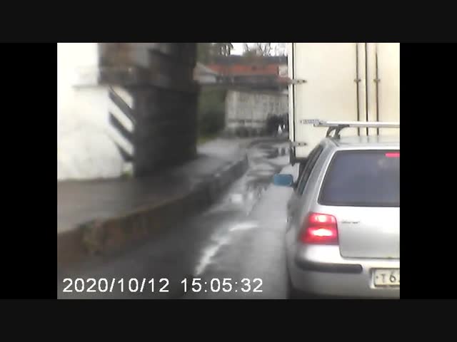 Самонадеянный водитель "ГАЗели" не проехал под мостом в Санкт-Петербурге.