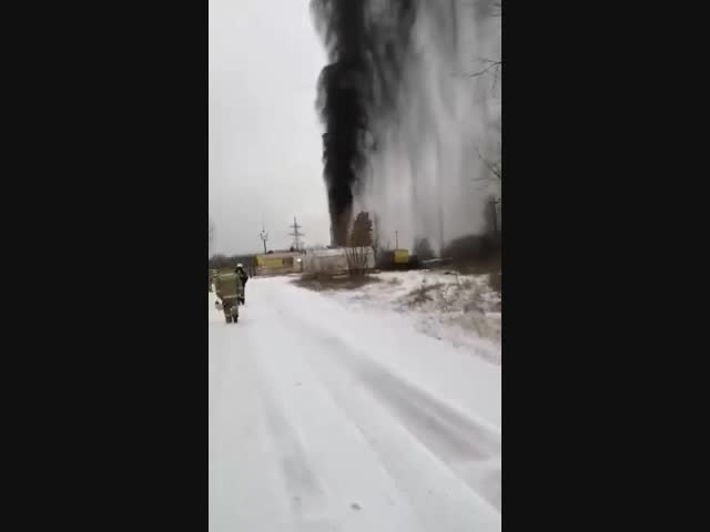 Фонтан чёрной жидкости бил из-под земли в Югре