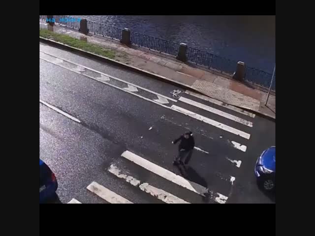 Толкнул в воду