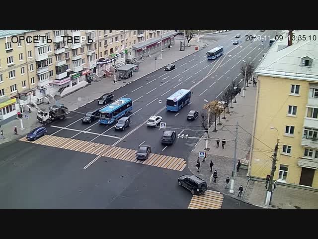 Мусоровоз против столба