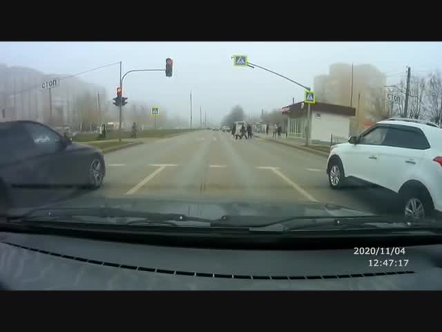 Стадный инстинкт: автомобилисты из Татарстана тронулись на красный свет.