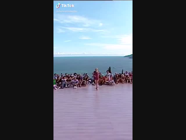 Танцевальный конкурс на берегу моря.
