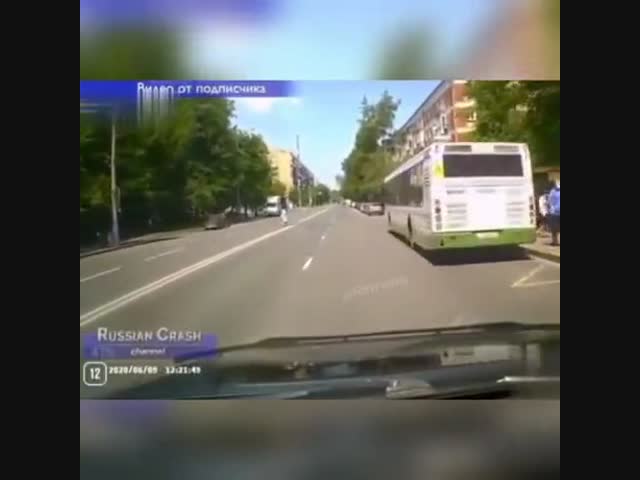 Прохожая потеряла юбку