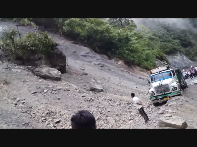 Гигантский валун столкнул грузовик в реку