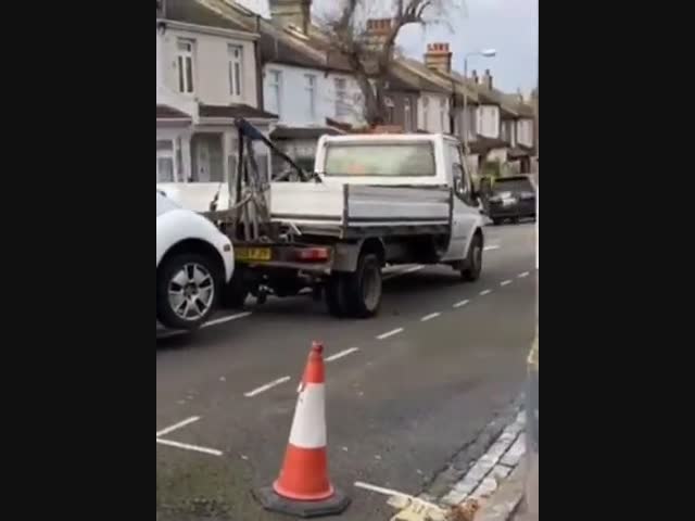 С эвакуаторщиком что-то не то...