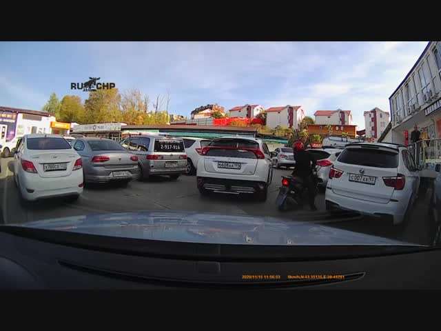 На парковке в Сочи ребенок едва не оказался под колесами машины .