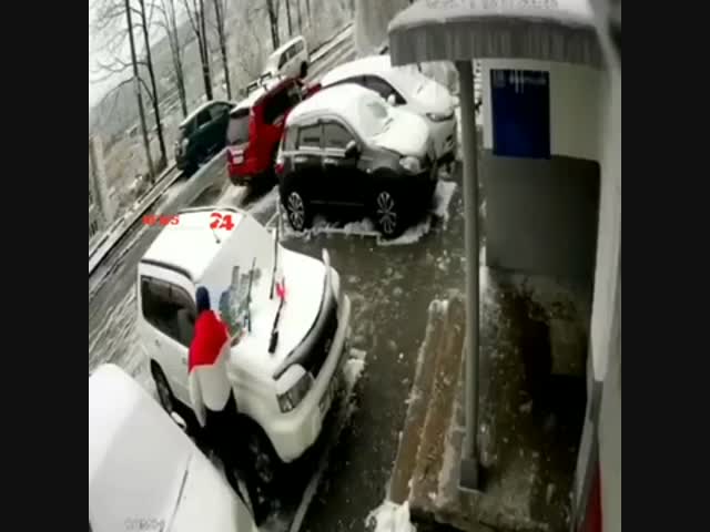 Камера сняла падение плиты на машину на Нейбута,34 во Владивостоке