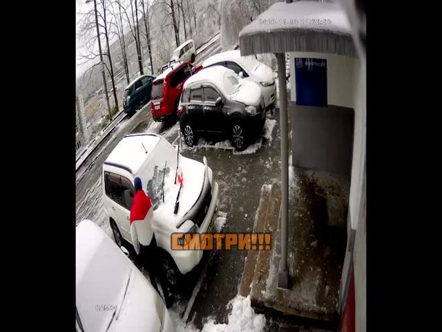 Во Владивостоке бетонная плита рухнула на автомобиль, едва не задев водителя