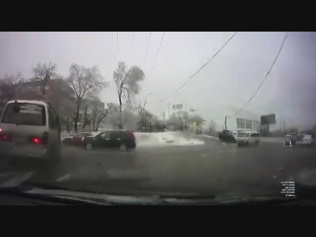 На Баляева во Владивостоке на дорогу упал столб освещения