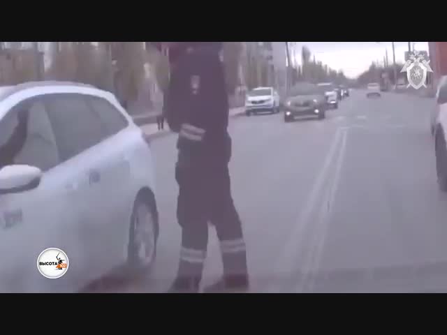 Нападение с монтировкой водителя на полицейских в Волгограде попало на видео