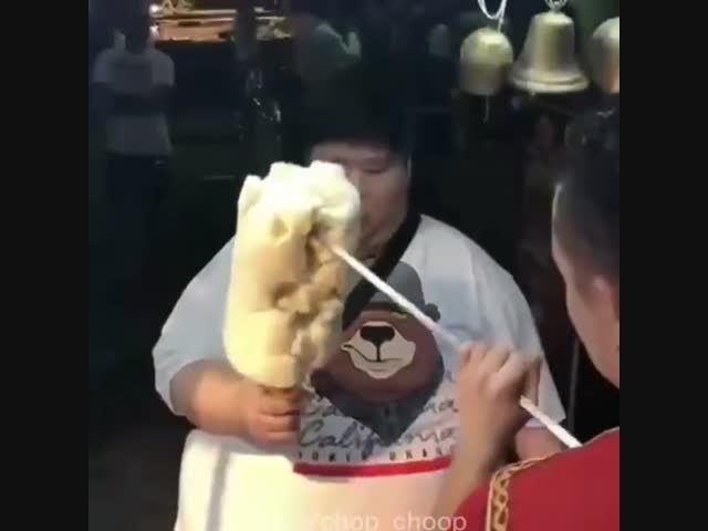 Бедный китаец еще не сталкивался с турецкими продавцами мороженого