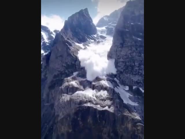 Сход лавины в Альпах