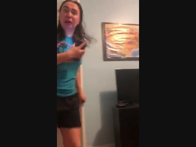 Как выглядит испуганная женщина