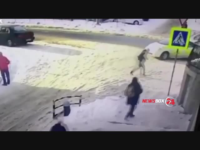 Глыба льда упала на голову парня во Владивостоке
