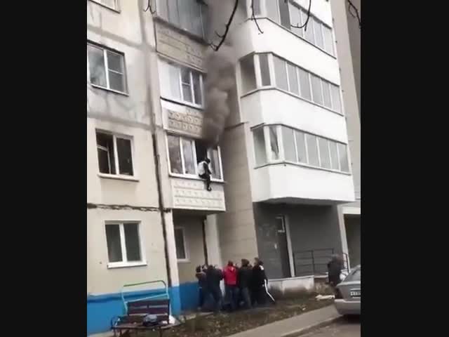 В Белгороде из горящей квартиры спасли людей