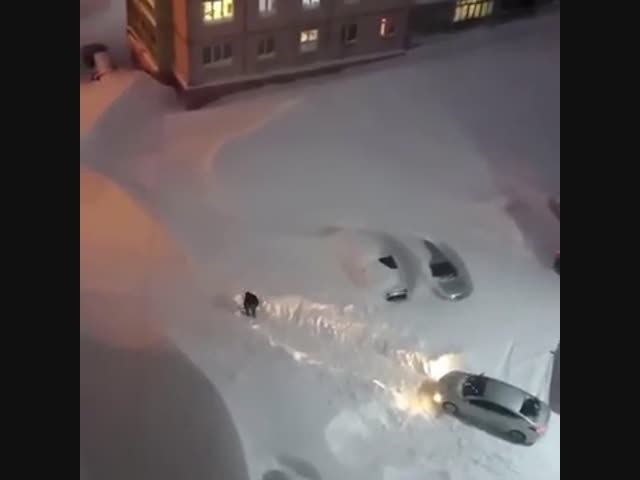 Мужик в Норильске прокапывает путь своему авто