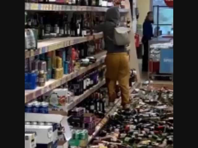 Британка разгромила прилавок с алкоголем