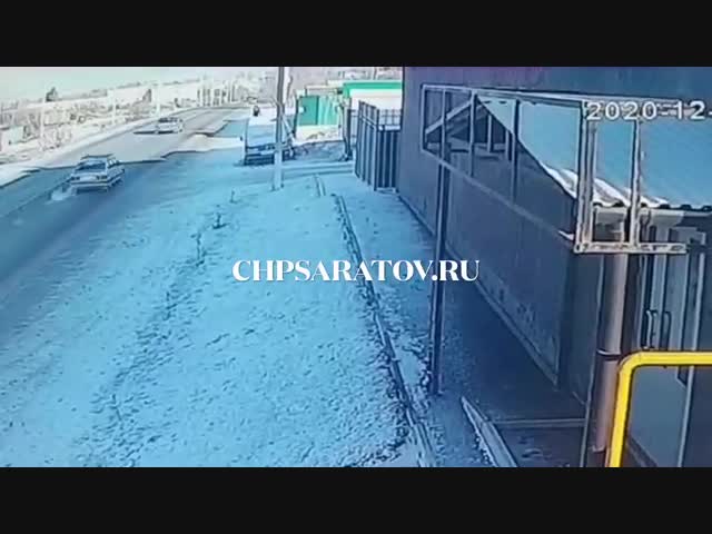 Мужчина погиб, вылетев из автомобиля в Саратове