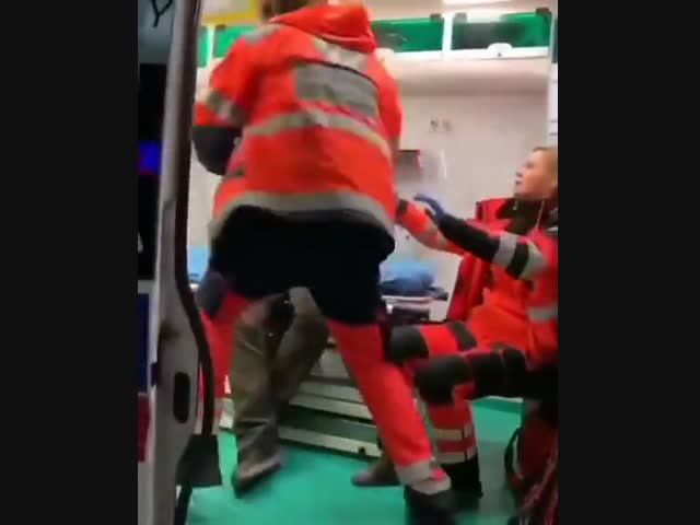 Буйный пациент в Скорой помощи