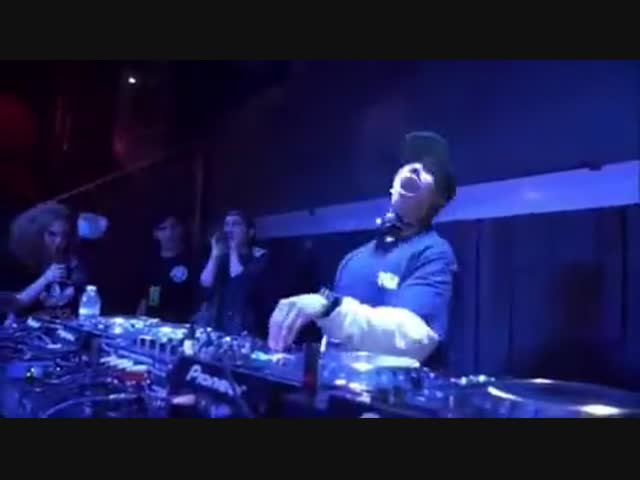 Весёлый диджей