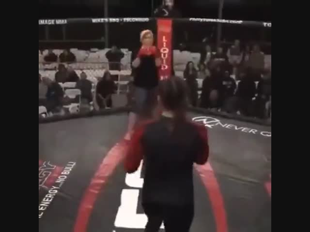 Женский бой: профессионалка против любительницы